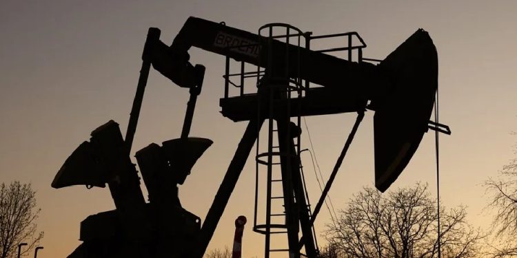 La guerre en Oriente Medio causa el incremento del petróleo que supera ya las 100 dólares por barril.