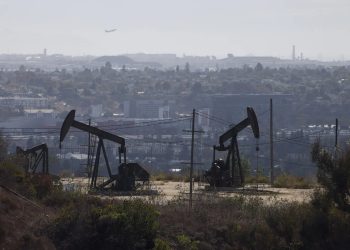 El petróleo de Texas (WTI) cierra este viernes a 98.71 dolares por barril.