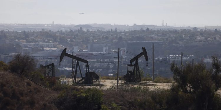 El petróleo de Texas (WTI) cierra este viernes a 98.71 dolares por barril.