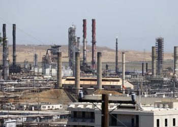 Luego de abrir con precios que superaban los 100 dólares el barril, el petróleo de Téxas subió 4-26 % hasta los 94.77 dólares el barril.