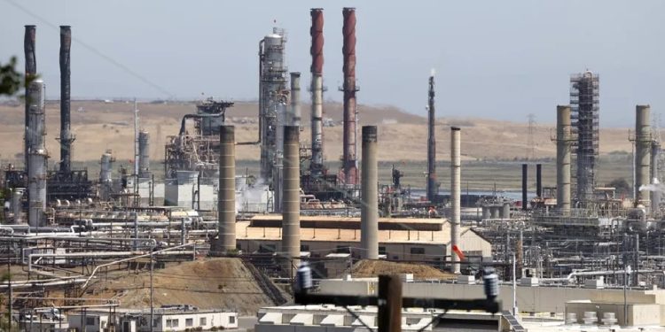 Luego de abrir con precios que superaban los 100 dólares el barril, el petróleo de Téxas subió 4-26 % hasta los 94.77 dólares el barril.