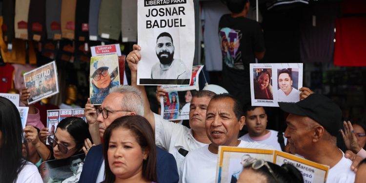 Parientes de presos políticos denucian que algunos juzgados hacen cobros para otorgar certificaciones de libertad plena por amnistía.