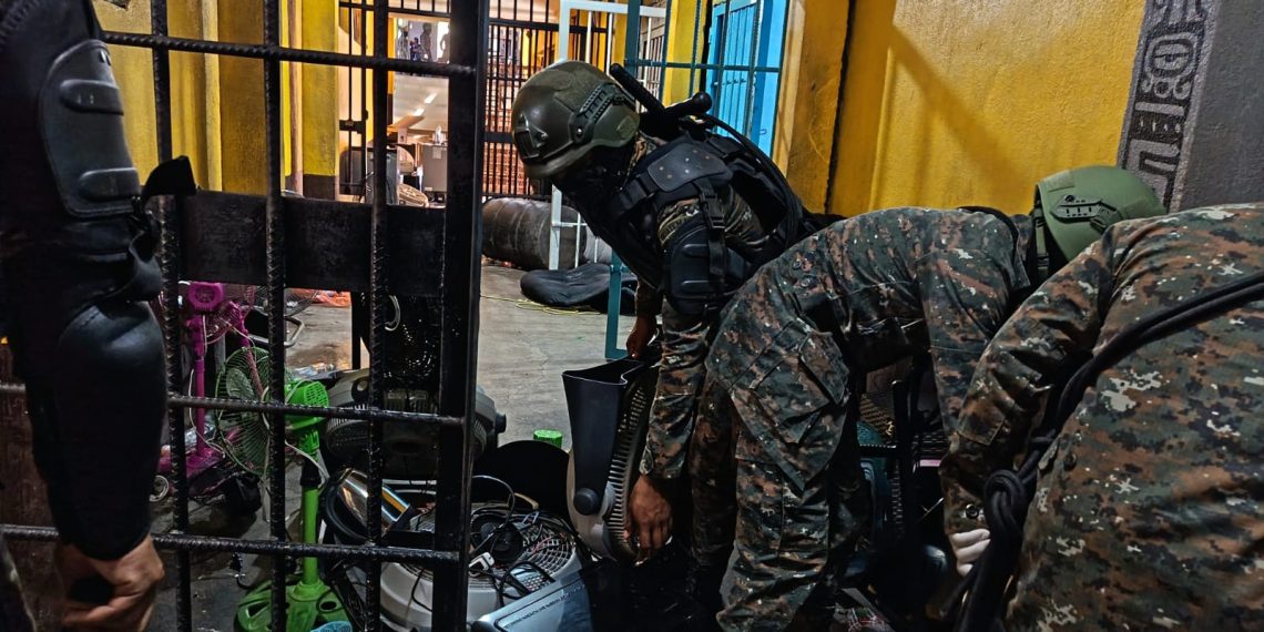 Las autoridades localizaron gran cantidad de objetos ilícitos durante requisa en la cárcel de Zacapa.