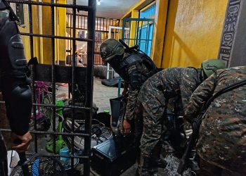 Las autoridades localizaron gran cantidad de objetos ilícitos durante requisa en la cárcel de Zacapa.