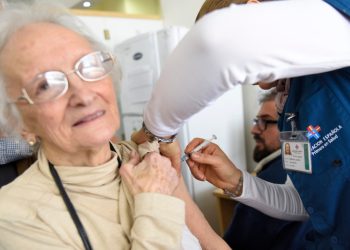 La Organización Mundial de la Salud recomiendan que se aplique la vacuna anticovid a grupos de riesgo.