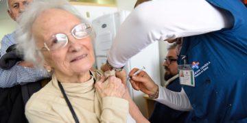 La Organización Mundial de la Salud recomiendan que se aplique la vacuna anticovid a grupos de riesgo.