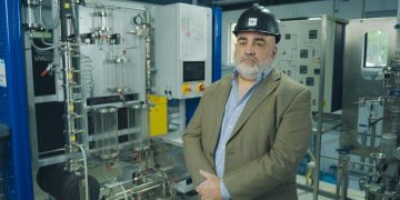 El ingeniero químico Gamaliel Zambrano comparte su experiencia abordando el tema de las mezclas de etanol en el combustible. (Foto: Celso Santizo)