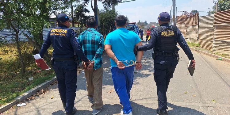 La PNC informó sobre la captura de dos presuntos sicarios vinculados a la pandilla Barrio 18. / Foto: PNC