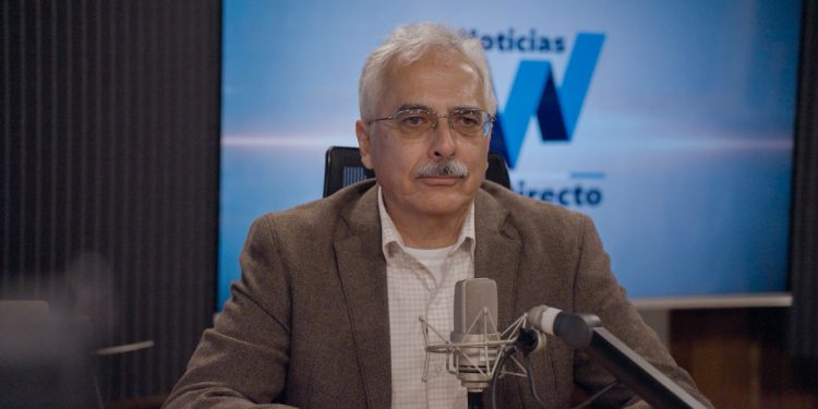 El ingeniero mecánico Carlos Paredes compartió los beneficios ambientales del combustible E10. (Foto: Celso Santizo)