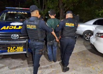 Según el informe preliminar, las fuerzas de seguridad detuvieron a Sergio N, de 34 años, quien conducía el vehículo identificado con placas C-626BSD, color blanco. / Foto: PNC