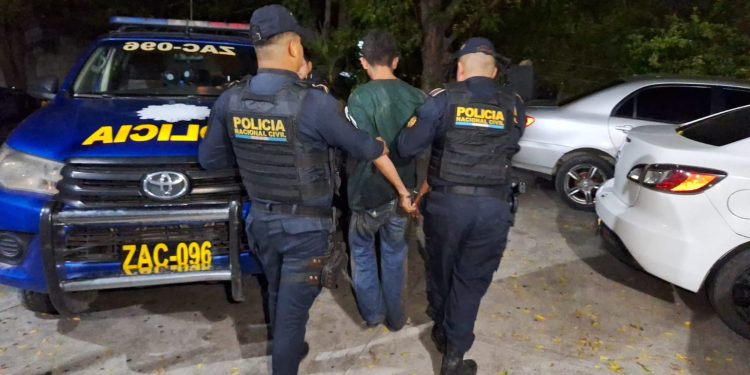 Según el informe preliminar, las fuerzas de seguridad detuvieron a Sergio N, de 34 años, quien conducía el vehículo identificado con placas C-626BSD, color blanco. / Foto: PNC