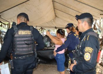 PNC efectúa revisiones de personas en las afueras de Renovación l. / Foto: PNC.