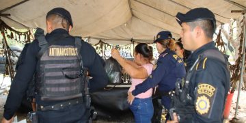 PNC efectúa revisiones de personas en las afueras de Renovación l. / Foto: PNC.