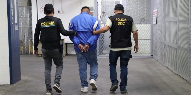 PNC captura a Ismael N, quien era requerido por un juzgado de Guatemala por su presunta responsabilidad en el delito de secuestro. / Foto: PNC