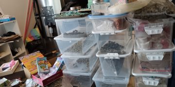 Las autoridades reportaron el decomiso de un millón 295 mil 370 quetzales en efectivo, además de una amplia lista de evidencias. / Fotos: PNC