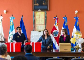 Documentos históricos regresan al Archivo General de Centroamérica. / Foto: MCD.