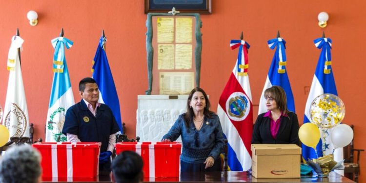 Documentos históricos regresan al Archivo General de Centroamérica. / Foto: MCD.