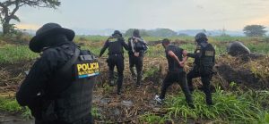 Presuntos asaltabuses detenidos en Escuintla. / Foto: PNC.
