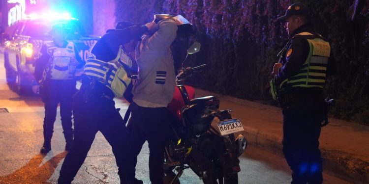 PNC sanciona a 151 motoristas en operativos contra carreras clandestinas. (Foto: PNC)