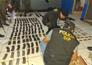 Arsenal incautado en operativo en Huehuetenango. / Foto: PNC