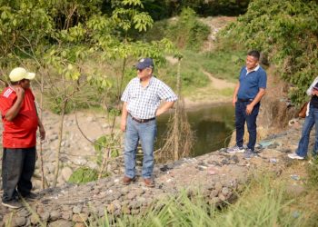 Gobernador de Retalhuleu realiza recorrido comunitario en el sector Sis y atiende planteamientos de vecinos