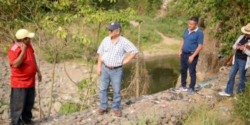 Gobernador de Retalhuleu realiza recorrido comunitario en el sector Sis y atiende planteamientos de vecinos