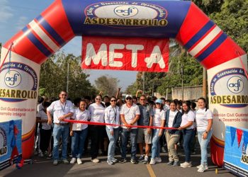 Juventud se moviliza en Santa Cruz Muluá con maratón solidaria en favor de la niñez