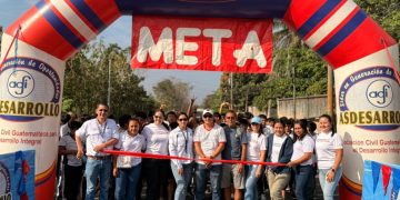 Juventud se moviliza en Santa Cruz Muluá con maratón solidaria en favor de la niñez