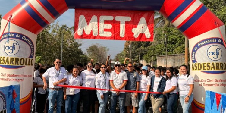 Juventud se moviliza en Santa Cruz Muluá con maratón solidaria en favor de la niñez