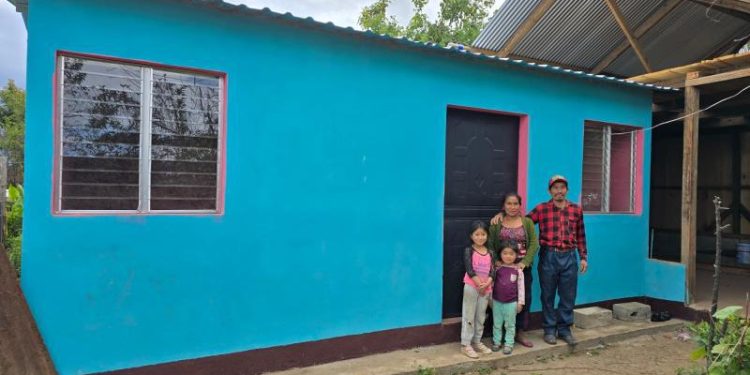 Familias de Quiché reciben sus nuevas viviendas./Foto: Fopavi.