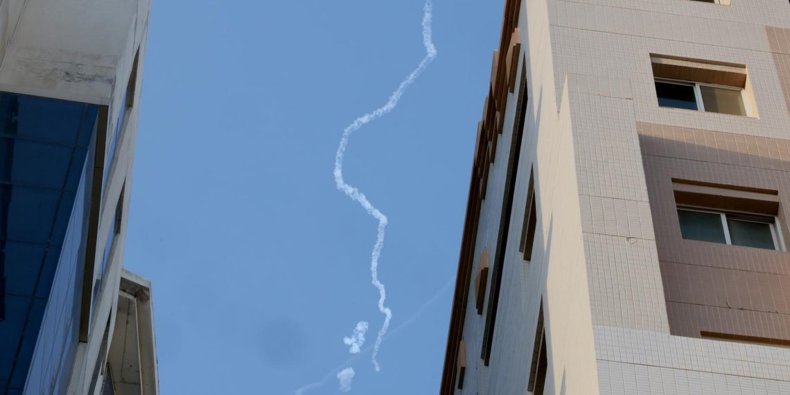 Rastro de humo de un misil interceptado en Doha, Catar, de entre los lanzamientos de Irán contra varios objetivos en Medio Oriente. / Foto: