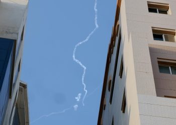 Rastro de humo de un misil interceptado en Doha, Catar, de entre los lanzamientos de Irán contra varios objetivos en Medio Oriente. / Foto: