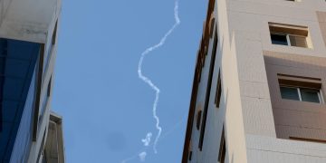 Rastro de humo de un misil interceptado en Doha, Catar, de entre los lanzamientos de Irán contra varios objetivos en Medio Oriente. / Foto: