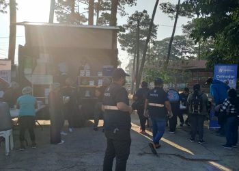 Mides instala comedor social móvil para atender a familias afectadas por un incendio en zona 7