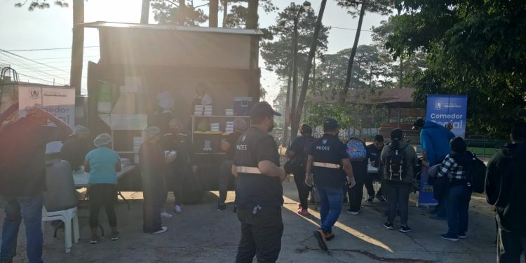Mides instala comedor social móvil para atender a familias afectadas por un incendio en zona 7