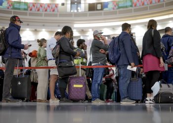 ICE llegará a los aeropuertos ante la continuidad del cierre del DHS. / Foto: EFE.