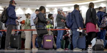 ICE llegará a los aeropuertos ante la continuidad del cierre del DHS. / Foto: EFE.