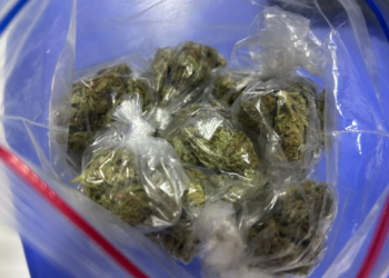 En la zona 6 capitalina, policías de la comisaría 12 capturaron a Anderson N, quien llevando 22 bolsas con marihuana. / Foto: PNC