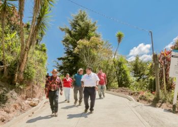 Verifican avances en mejoramiento de camino rural en Quezaltepeque