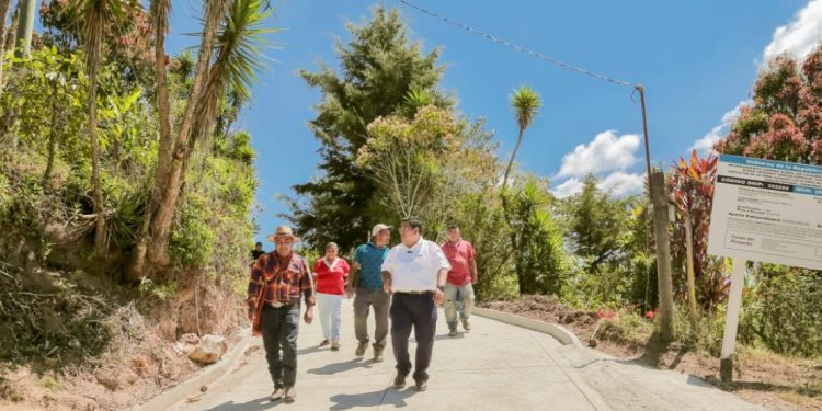 Verifican avances en mejoramiento de camino rural en Quezaltepeque