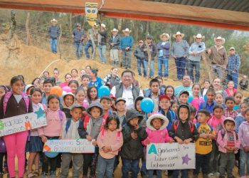 Entrega de mochilas escolares fortalece la educación en Terrero Barroso, Chiquimula