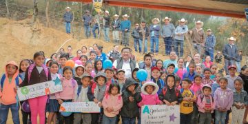 Entrega de mochilas escolares fortalece la educación en Terrero Barroso, Chiquimula