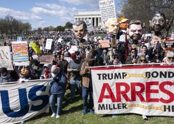 Comienzan las mayores protestas de ‘No Kings’ contra Trump, la guerra en Irán y el ICE