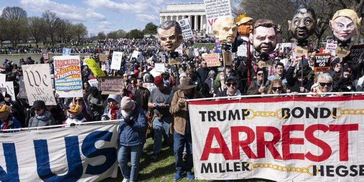 Comienzan las mayores protestas de ‘No Kings’ contra Trump, la guerra en Irán y el ICE