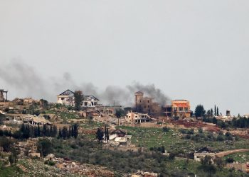 Se observa humo saliendo de la aldea de Al Khiyam, en el sur del Líbano, como resultado de un ataque israelí, visto desde el lado israelí de la frontera en Metula, norte de Israel, el 1 de abril de 2026. / Foto: EFE.