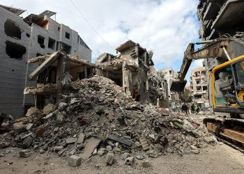 Una excavadora retira los escombros alrededor de los edificios alcanzados por los recientes ataques aéreos israelíes, durante una visita de prensa organizada por la oficina de prensa de Hezbolá en la zona residencial de Five Wings, en los suburbios del sur de Beirut, Líbano. / Foto: EFE.