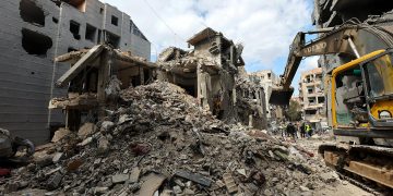 Una excavadora retira los escombros alrededor de los edificios alcanzados por los recientes ataques aéreos israelíes, durante una visita de prensa organizada por la oficina de prensa de Hezbolá en la zona residencial de Five Wings, en los suburbios del sur de Beirut, Líbano. / Foto: EFE.