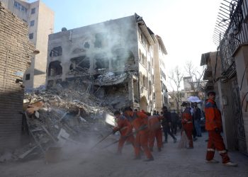 Trabajadores iraníes limpian los alrededores de la sinagoga Khorasaniha destruida en Teherán, Irán, el 7 de abril de 2026, en una operación militar conjunta israelí-estadounidense. / Foto: EFE.