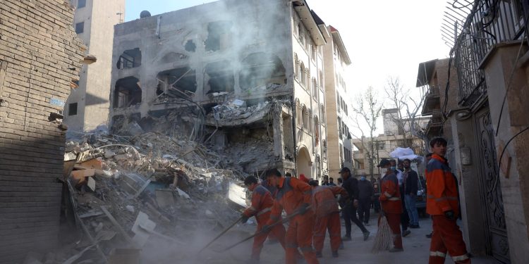 Trabajadores iraníes limpian los alrededores de la sinagoga Khorasaniha destruida en Teherán, Irán, el 7 de abril de 2026, en una operación militar conjunta israelí-estadounidense. / Foto: EFE.
