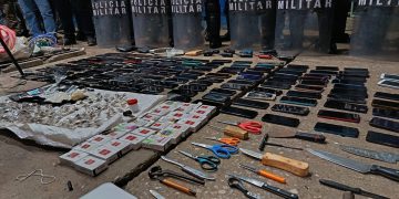 Autoridades realizaron una requisa en Pavoncito, Fraijanes, donde decomisaron celulares, droga y diversos objetos prohibidos. / Foto: Ejército